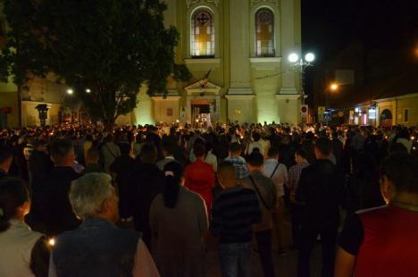 Hristos a Înviat! Sute de orădeni au mers să ia lumină la bisericile din centru (FOTO)